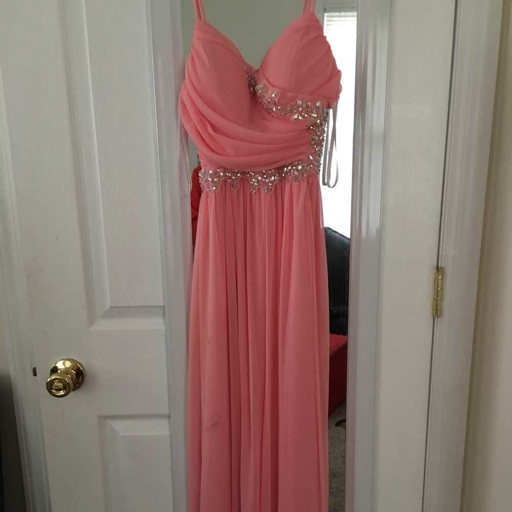 beautiful pink flowy prom dress (0 but can fit 2)